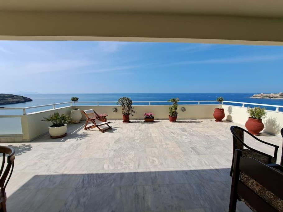 Seaview Flora'S Luxury Apartment-300Meters From The Beach Resmo Dış mekan fotoğraf