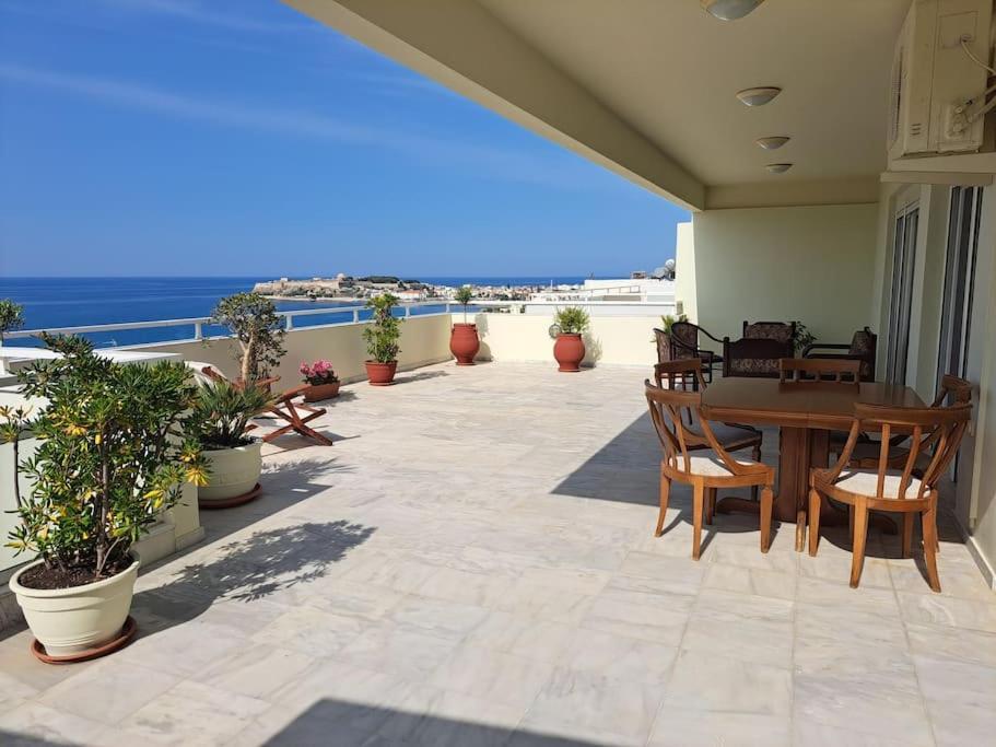 Seaview Flora'S Luxury Apartment-300Meters From The Beach Resmo Dış mekan fotoğraf