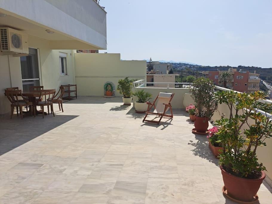 Seaview Flora'S Luxury Apartment-300Meters From The Beach Resmo Dış mekan fotoğraf