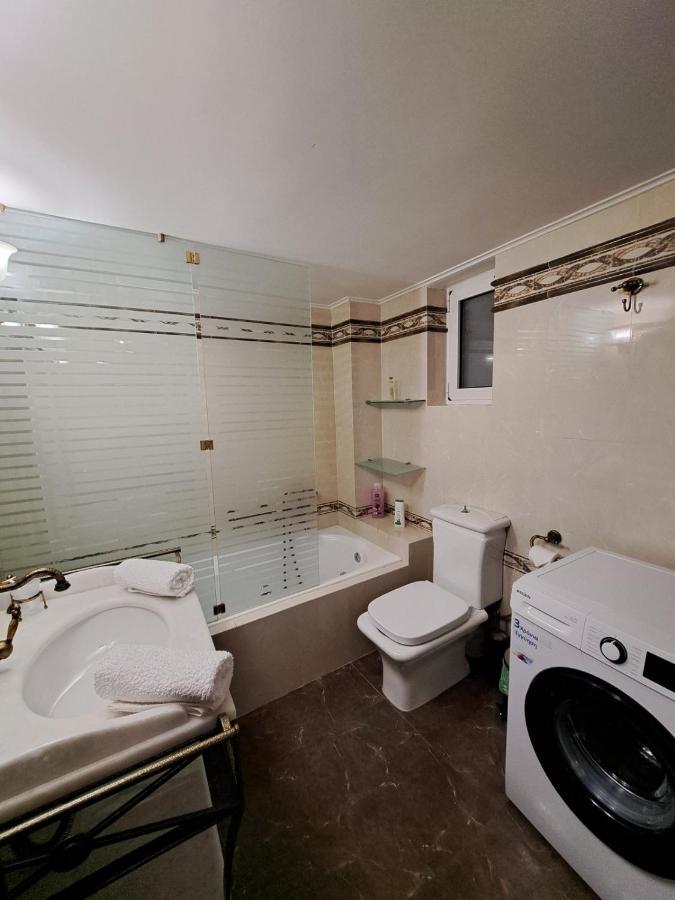 Seaview Flora'S Luxury Apartment-300Meters From The Beach Resmo Dış mekan fotoğraf