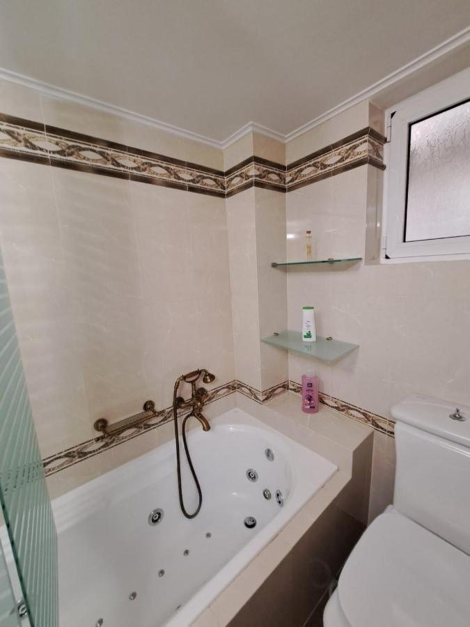 Seaview Flora'S Luxury Apartment-300Meters From The Beach Resmo Dış mekan fotoğraf