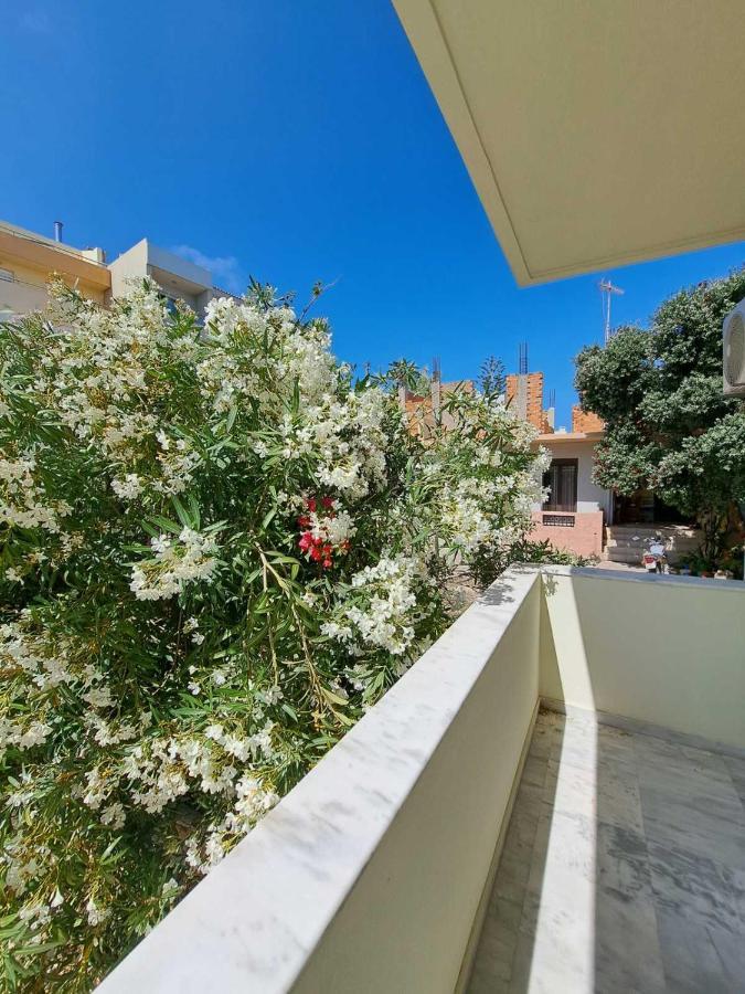 Seaview Flora'S Luxury Apartment-300Meters From The Beach Resmo Dış mekan fotoğraf